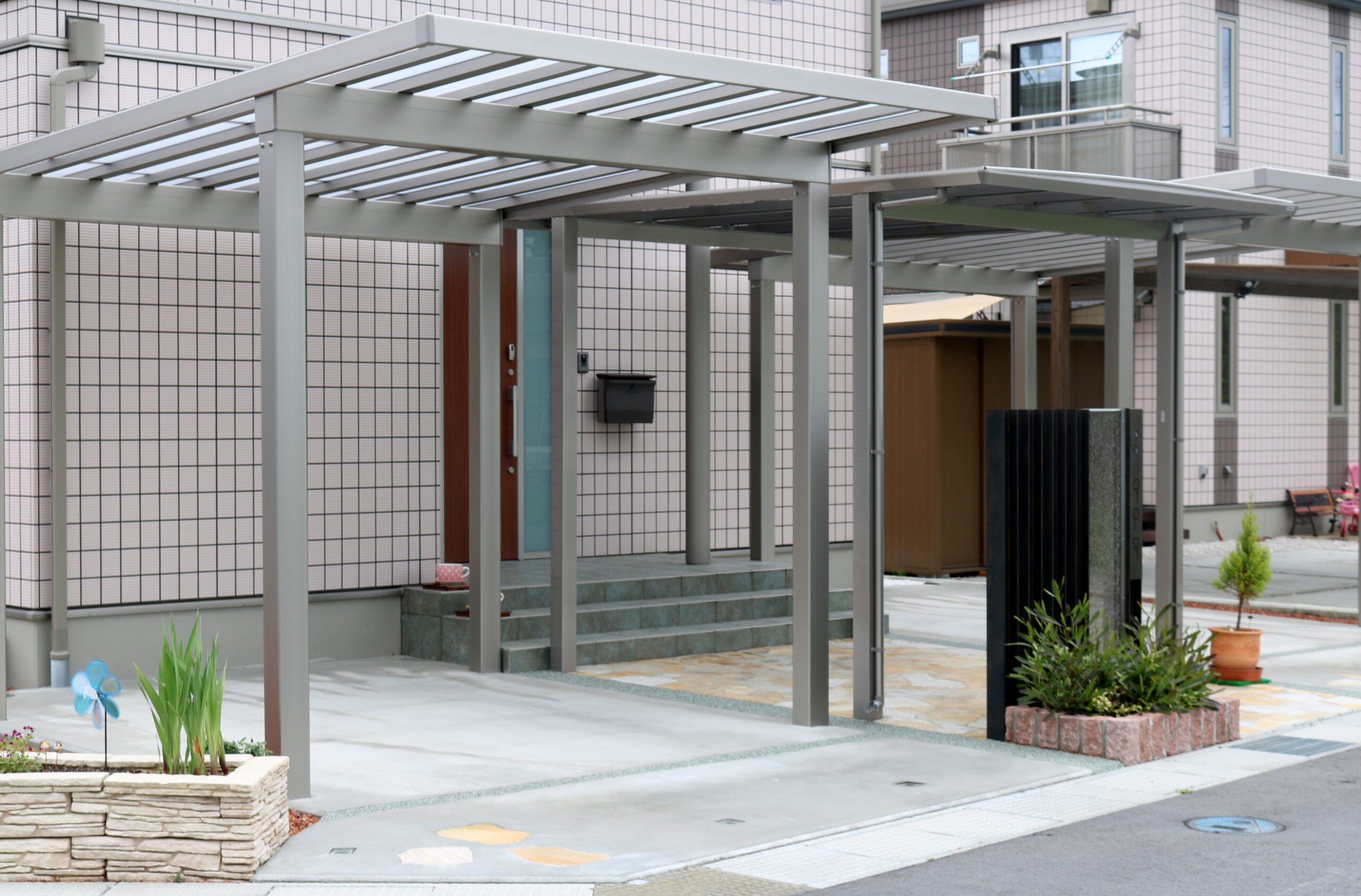 雨に濡れずに玄関まで行ける駐車場