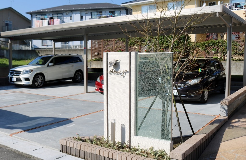 広い駐車場の新設4台用カーポート