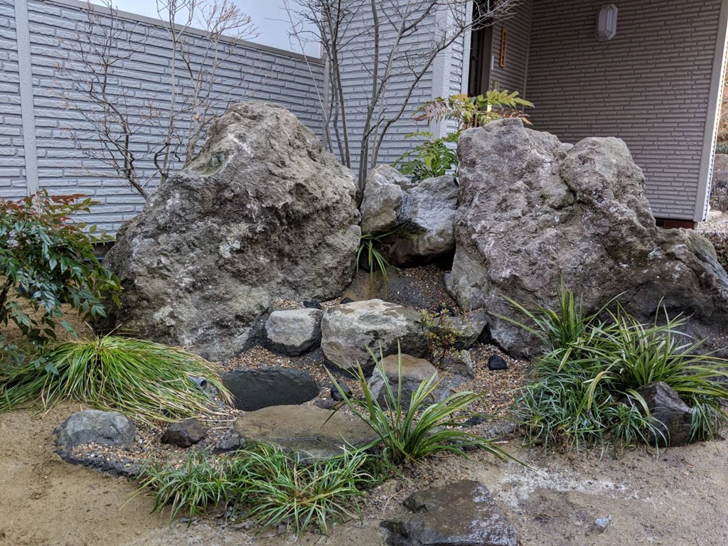 石組をして水が流れ落ちる滝