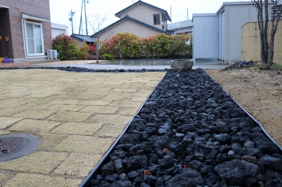 浅間石と芝生の庭