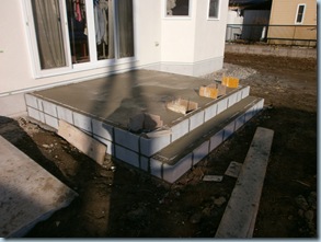 タイル貼りテラスのコンクリート打ち　施工現場レポート