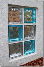 塗り壁に組み込まれたガラスブロックメタリック