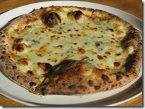 トラットリア　キオッチョラ 　4種類のチーズピッツァ