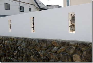 長い塗壁の塀