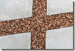 自然石小砂利で樹脂舗装をしたコンクリートの目地