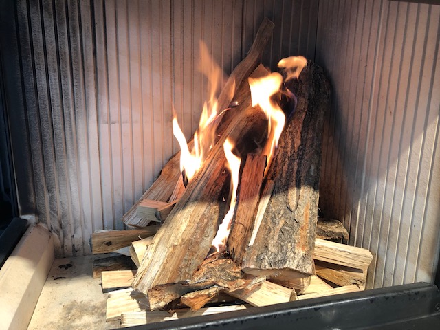 暖炉　薪着火