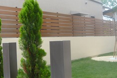  塀の上の樹脂板マイティウッド