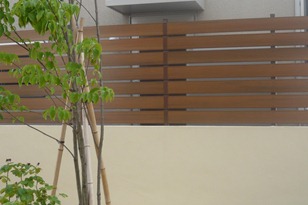  塀の上の樹脂板マイティウッド