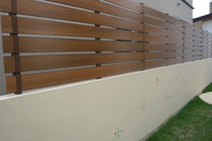  塀の上の樹脂板マイティウッド