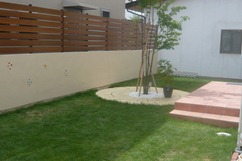  塀の上の樹脂板マイティウッド