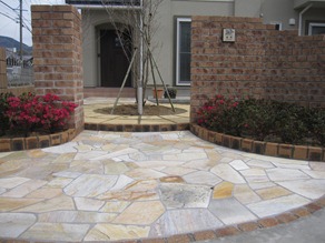 門柱前の床から天然石貼りの通路