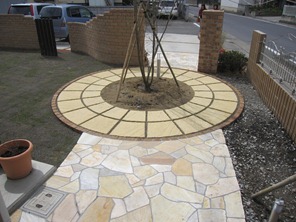 サークルと玄関の間を石貼り