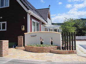 天然石を貼ったアプローチ