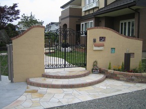 道路から石貼りの通路