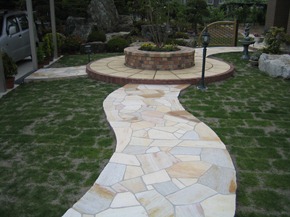 長い通路の石貼り