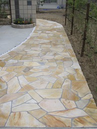 長い通路の石貼り