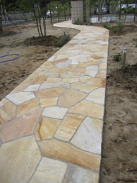 長い通路の石貼り