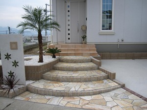 扇状の階段を石貼り