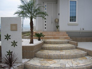 扇状の階段を石貼り