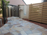 飽きのすくない自然石貼り