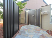 飽きのすくない自然石貼り