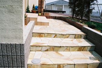 階段の立ち上がりも石貼りで仕上げ