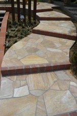 螺旋状の石貼り通路