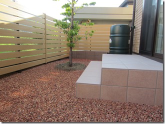 庭を囲うライトオーカーのアルファウッド