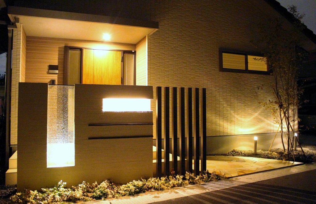 玄関前の門柱 通路をライトアップ 長野市 松本市 塩尻市 安曇野市 外構 ガーデンのプロショップ トレド エクステリア