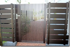 庭の囲いアルミ門扉と樹脂板フェンス