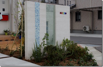 塗仕上げの門柱にジュエルグラス