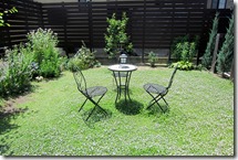 Niwa de kaiteki ni sugosu　mekakushi021