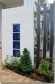 塗壁にガラスブツクダークブルーを組み込む