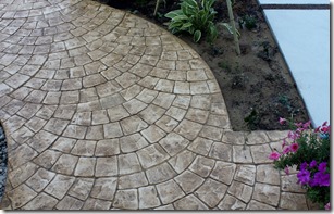 アプローチ通路をスタンプコンクリートヨーロピアンで仕上げる