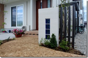 門柱と塗壁の間にスタンプコンクリートの通路