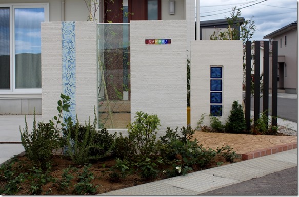 玄関前にガラスがいっぱいのエクステリアデザイン。