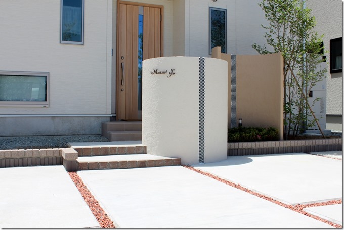 曲線が綺麗な塗仕上げ門柱アートウォール