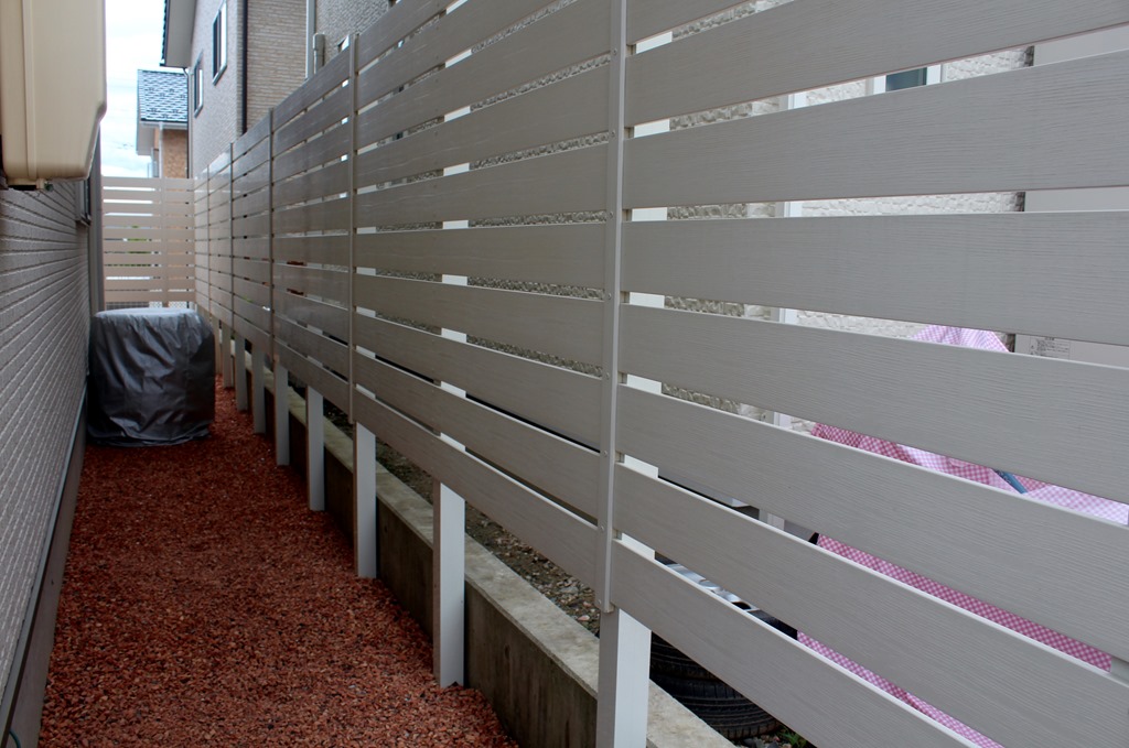 隣地境界の目隠しに内張りで樹脂板フェンス 長野市 外構のトレド