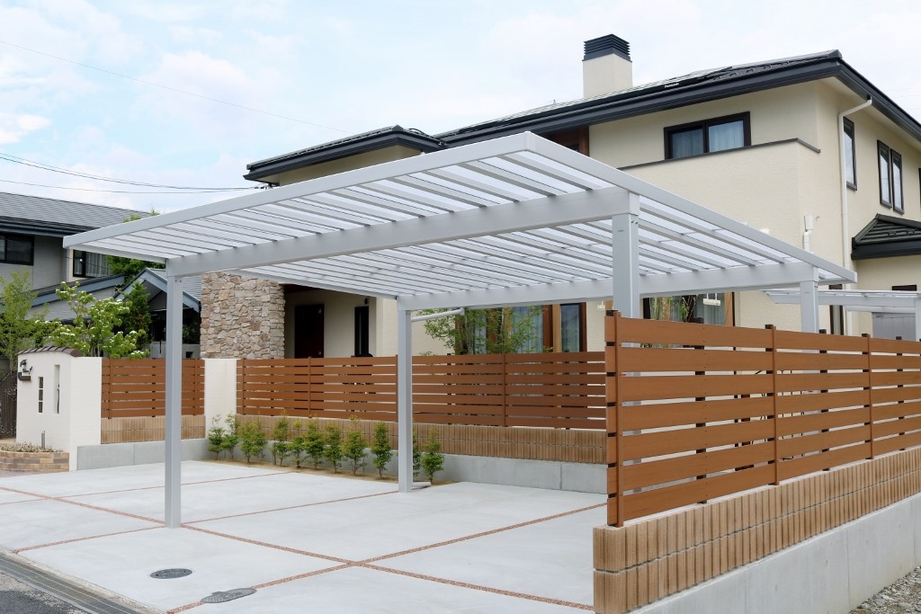 外構デザインとして樹脂板フェンスで囲う 長野市 松本市 塩尻市 安曇野市 外構 ガーデンのプロショップ トレド エクステリア